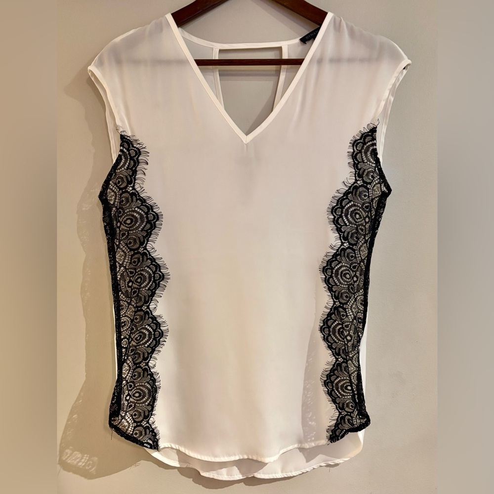 Dynamite| White Capped Sleeve Blouse with Black Lace Details Sz XS